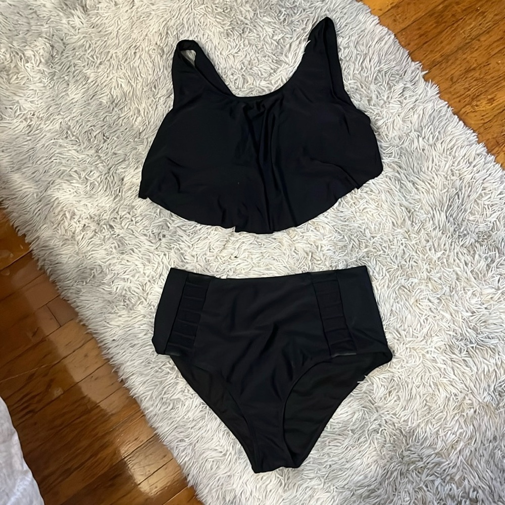 Black plus swimsuit flowing to with full coverage bottoms 🖤